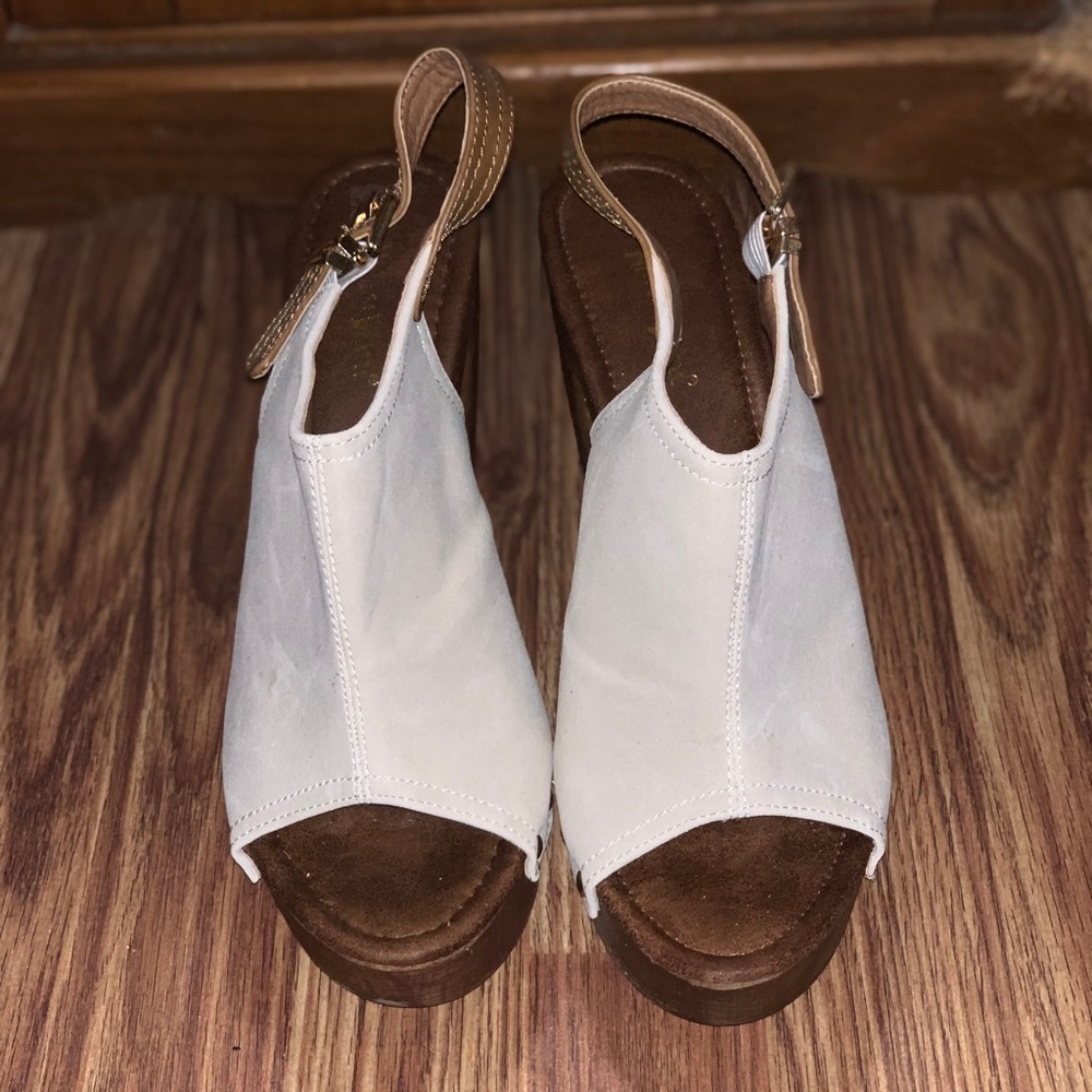 Peep toe suede heel